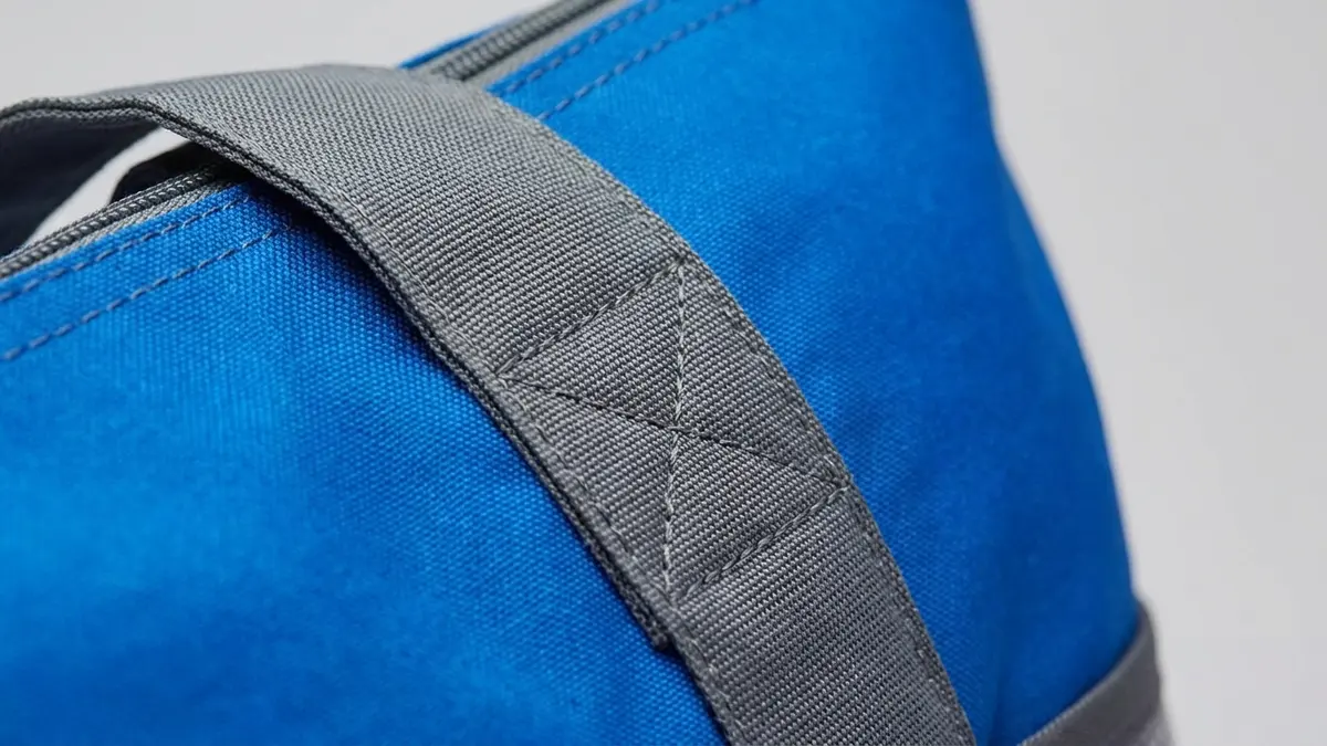 Reinforced carry strap with box stitching on a custom beach tote bag — Brandevois