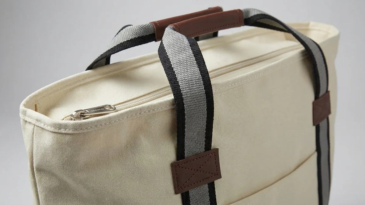 Secure top zipper and reinforced contrasting handle on a custom polyester tote bag — Brandevois