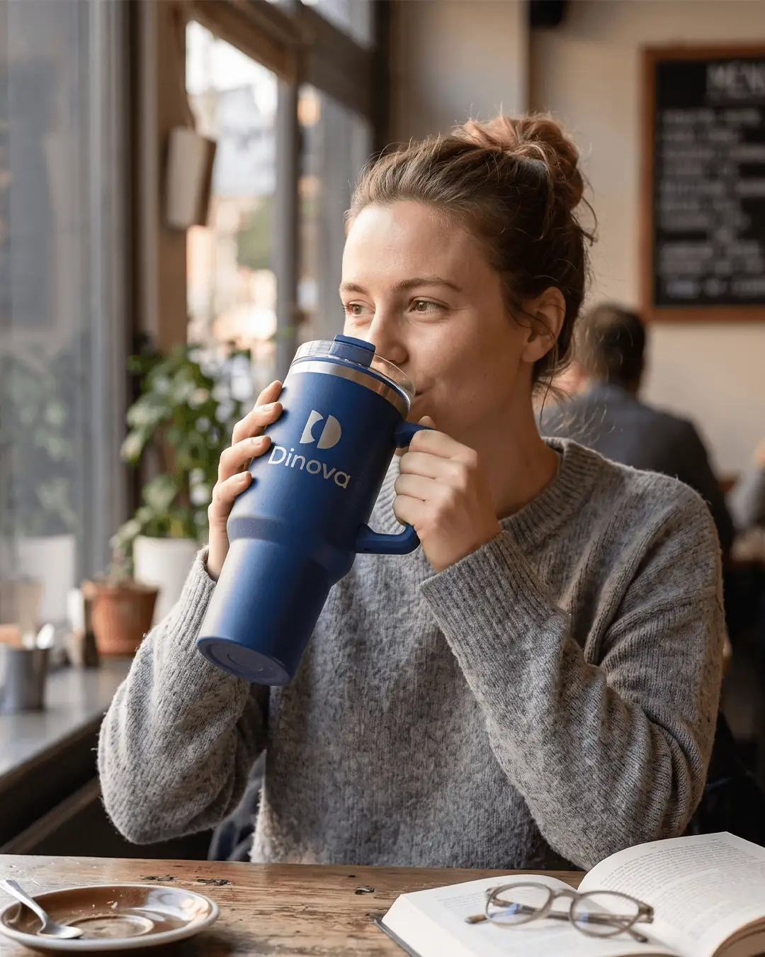 Promotional 40 oz tumbler with double wall insulation, handle and straw, detail view